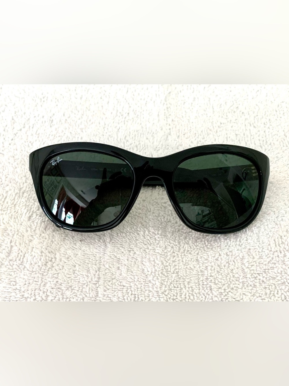Ray-Ban Women's Black Frame with Dark Green Lenses Cat Eye Sunglasses